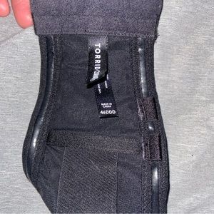 46DDD strapless bra Torrid